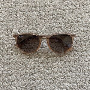NWOT Ray-Ban Erika sunglasses in rose